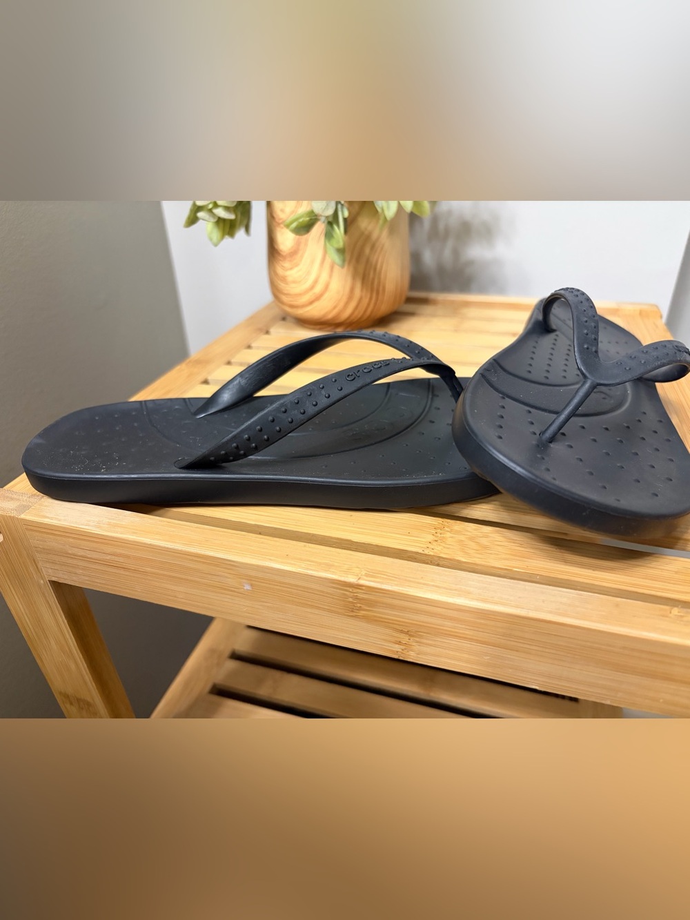 CROCS Black Classic Flip Sandals W7 M5 - Picture 2 of 4